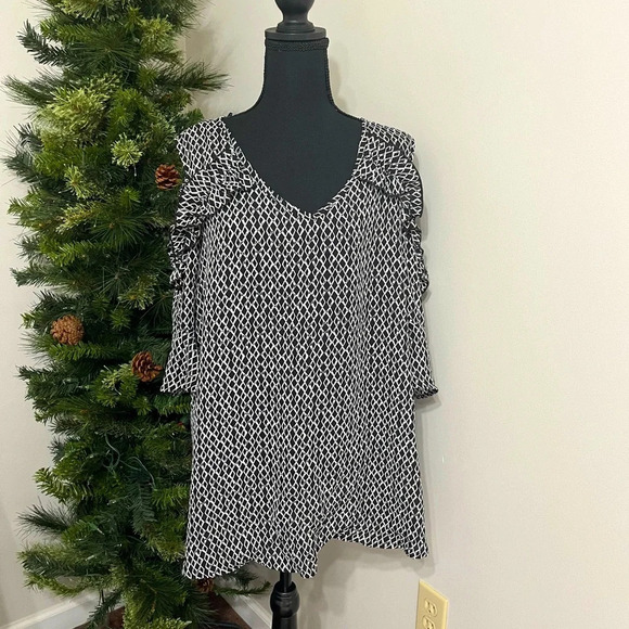 ODDY Tops - Cold shoulder black and white tunic, XL, gently loved